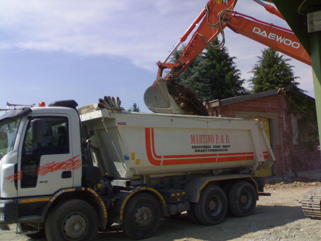 Camion ribaltabile per il trasporto di inerti in cantiere