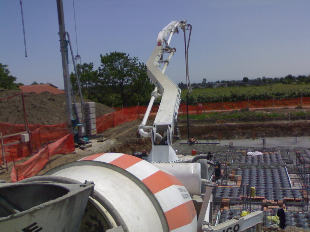 Pompa per calcestruzzo al lavoro in un cantiere edilizio