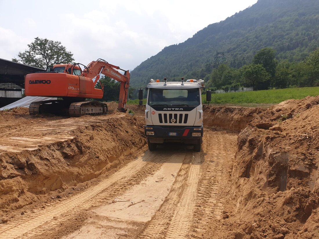 Escavatore al lavoro in cantiere