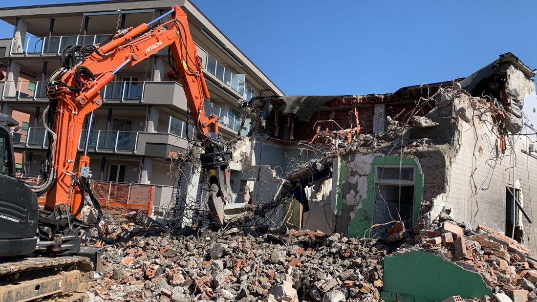 Demolizione di un edificio con mezzo meccanico