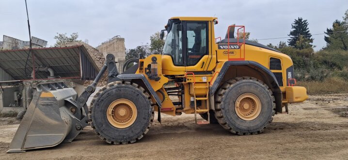 Escavatore impegnato nello scavo di fondazioni in cantiere