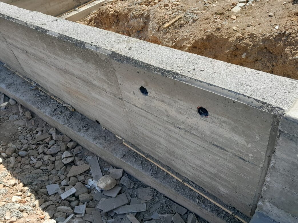 Cantiere con getto di pilastri in calcestruzzo