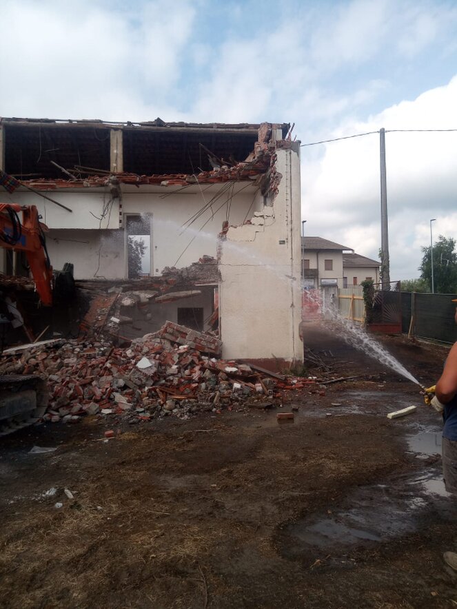 Demolizione di un fabbricato residenziale in vista di una nuova costruzione