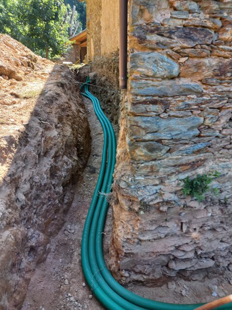 Trincea per posa di tubazioni di servizio
