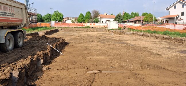 Escavatore impegnato in scavo per fondazioni di edificio