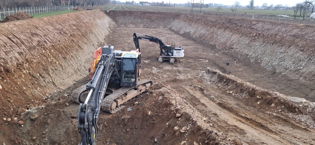 Escavatore al lavoro in un cantiere di scavo