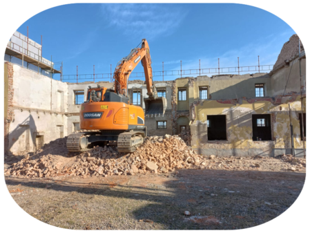 Escavatore cingolato al lavoro in un cantiere di scavo
