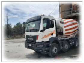 Autobetoniera che consegna calcestruzzo in cantiere