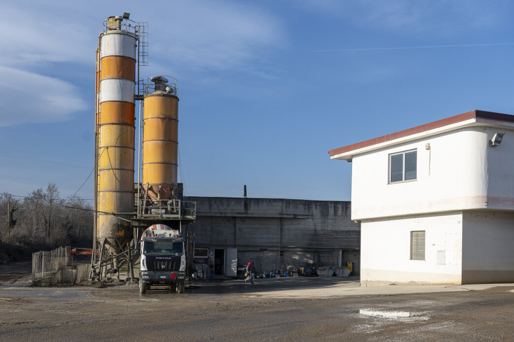 Impianto di produzione calcestruzzo con autobetoniera in carico