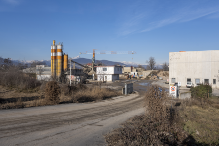Area impianto calcestruzzo con mezzi in sosta