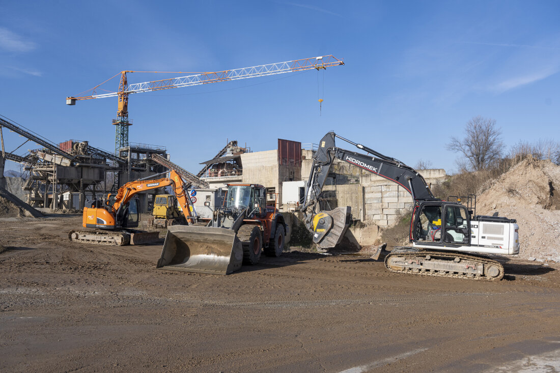 Escavatore al lavoro in un cantiere di scavo