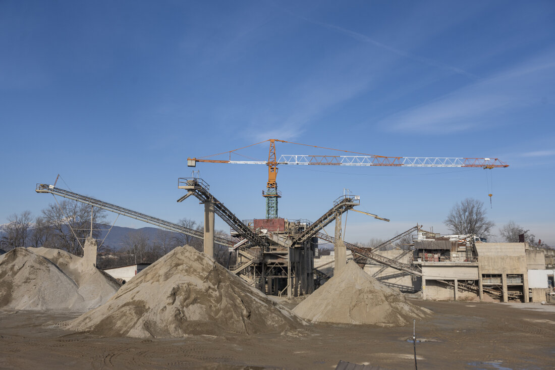 Cumuli di sabbia e ghiaia in deposito