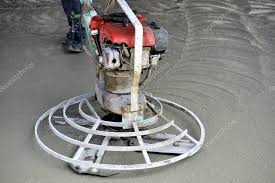 Getto di calcestruzzo su solaio in cantiere