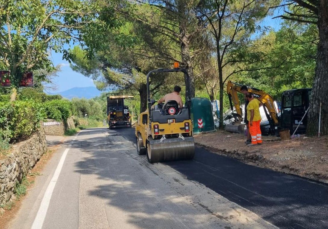 Cantiere stradale con mezzi e inerti